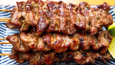 a pile of meat on a plate with chop sticks at Pam de Terra in Palha Carga