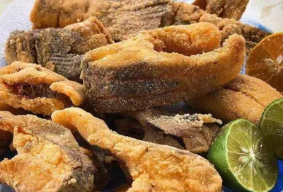 a plate of food with fried food and a lime at Pam de Terra in Palha Carga