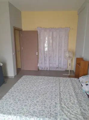 a bedroom with a large bed and a window at Apartamento T2 em Sal Rei - Boavista in Sal Rei