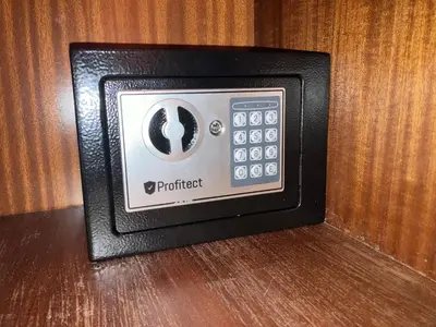 a remote control sitting on top of a wooden wall at Time Out Pátio Antigo AC Wifi in Santa Maria