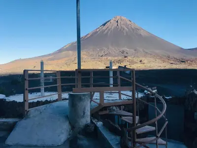 a mountain in the distance with a bench in front at Pensão Repouso Alegre Turismo e Aventura in Portela