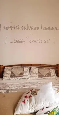 a bedroom with a bed with a sign on the wall at Appartamento Alma de Cri 10b, Sal Rei Estoril in Sal Rei