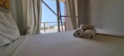 a bedroom with a bed with towels and a window at Casa Visto Mar in Sal Rei
