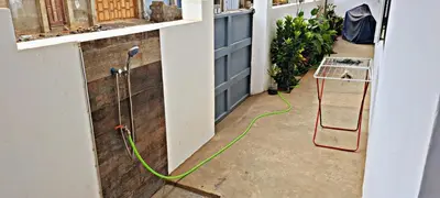 a room with a green hose attached to a wall at Apartamentos Santiago - Tarrafal in Tarrafal